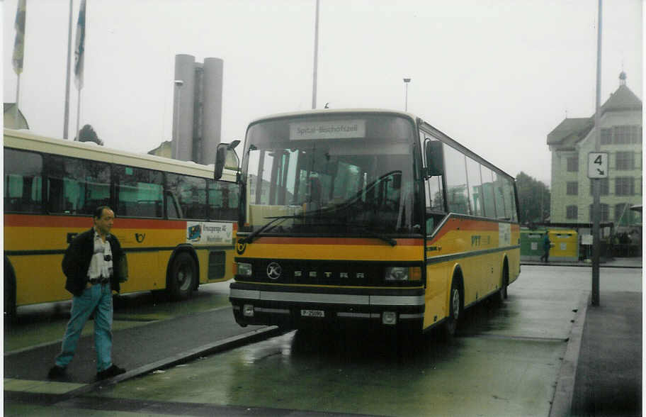 (015'430) - PTT-Regie - P 25'090 - Setra am 9. Oktober 1996 beim Bahnhof Wil