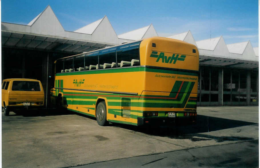 (021'622) - AvH Heimenschwand - Nr. 12/BE 26'698 - Neoplan am 12. Februar 1998 in Thun, Garage STI