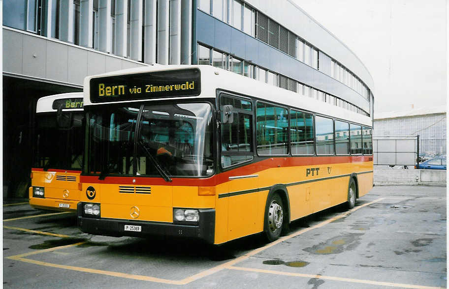 (022'214) - PTT-Regie - P 25'369 - Mercedes/R&J am 16. Mrz 1998 in Bern, Postautostation