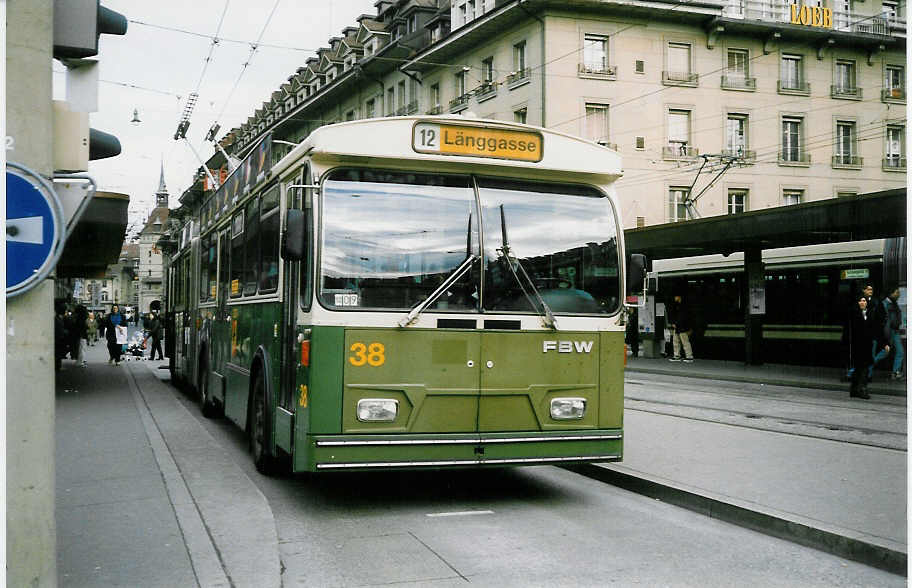 (022'217) - SVB Bern - Nr. 38 - FBW/R&J Gelenktrolleybus am 16. Mrz 1998 beim Bahnhof Bern