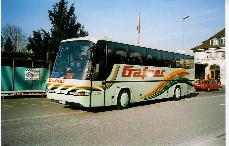 (022'231) - Gafner, Thun - Nr. 28/BE 127'629 - Neoplan am 30. Mrz 1998 beim Bahnhof Thun