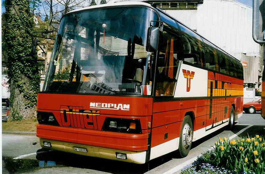 (022'509) - Dillier, Sarnen - Nr. 16/OW 10'030 - Neoplan am 16. April 1998 in Luzern, Lwenplatz