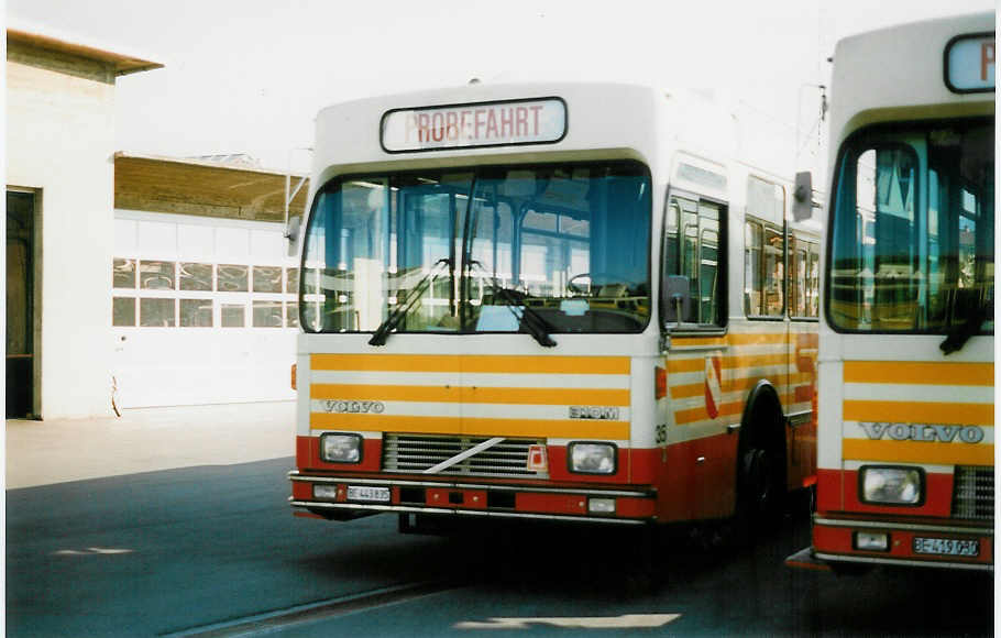 (022'720) - STI Thun - Nr. 35/BE 443'835 - Volvo/R&J (ex SAT Thun Nr. 35) am 20. Mai 1998 in Thun, Garage (Teilaufnahme)