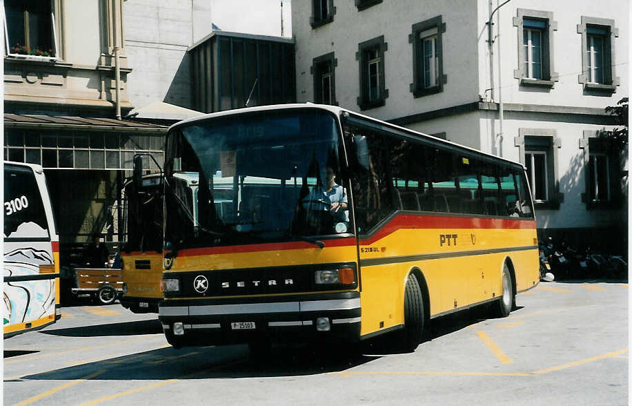 (024'515) - PTT-Regie - P 25'103 - Setra am 14. Juli 1998 beim Bahnhof Brig