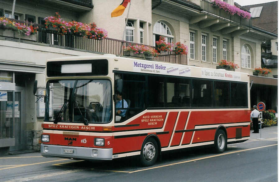 (025'018) - ASKA Aeschi - Nr. 5/BE 503'083 - MAN/Gppel-FHS am 1. August 1998 beim Bahnhof Spiez