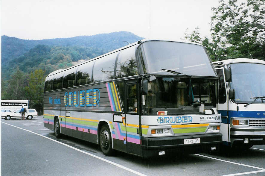 (025'921) - Aus Oesterreich: Gruber, Graz - G 42 HJB - Neoplan am 2. September 1998 in Thun, Seestrasse