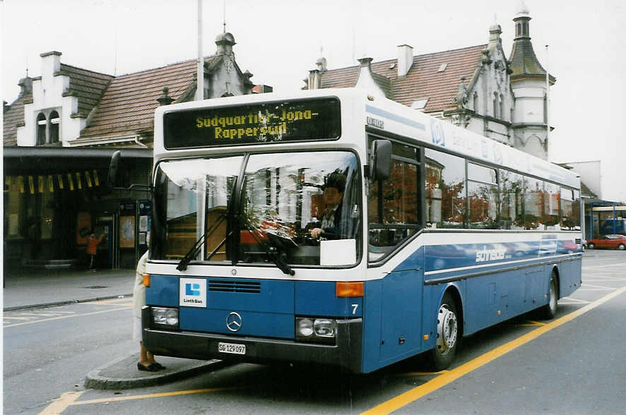 (026'312) - Schneider, Ermenswil - Nr. 7/SG 129'097 - Mercedes am 3. Oktober 1998 beim Bahnhof Rapperswil