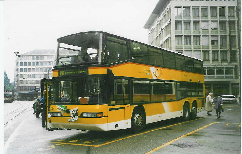 (027'008) - PTT-Regie - P 27'808 - Neoplan am 8. Oktober 1998 beim Bahnhof St. Gallen