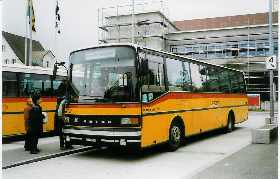 (027'020) - PTT-Regie - P 25'059 - Setra am 8. Oktober 1998 beim Bahnhof Wil