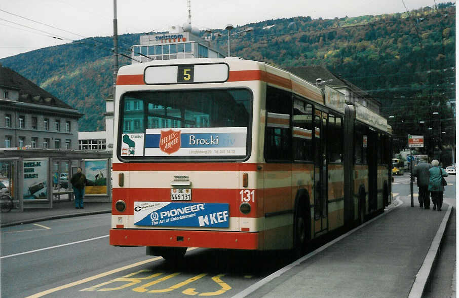 (027'413) - VB Biel - Nr. 131/BE 446'131 - Volvo/R&J am 12. Oktober 1998 beim Bahnhof Biel