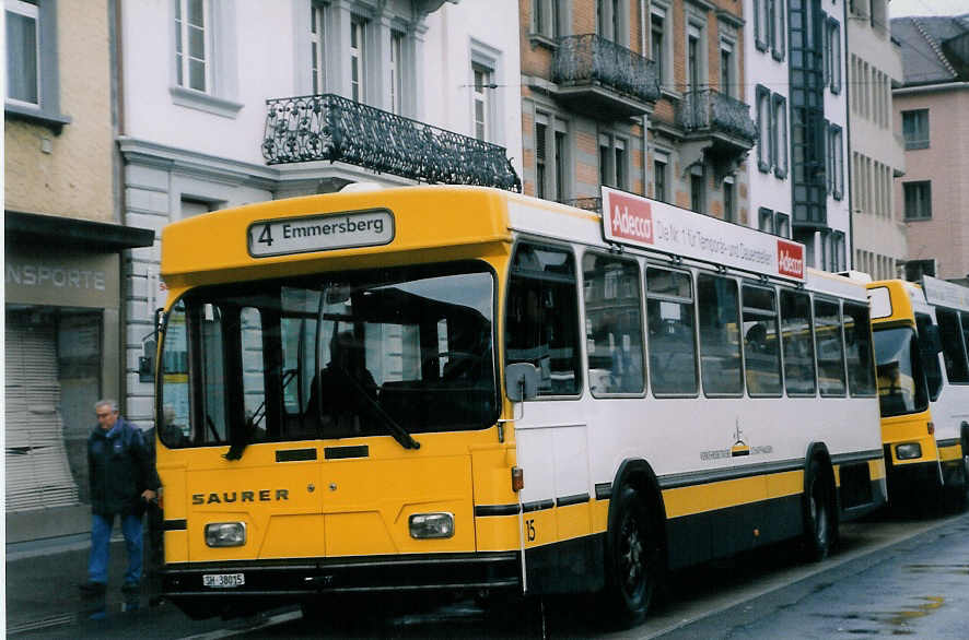 (027'829) - VBSH Schaffhausen - Nr. 15/SH 38'015 - Saurer/Hess am 16. November 1998 beim Bahnhof Schaffhausen