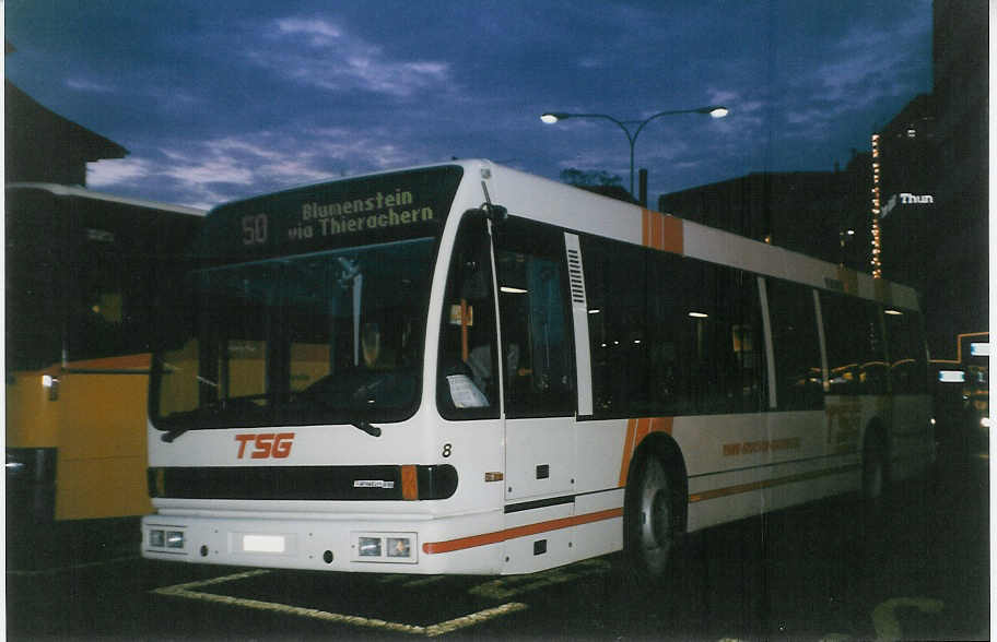 (028'331) - STI Thun - Nr. 8/BE 26'034 - Den Oudsten (ex TSG Blumenstein Nr. 8) am 27. Dezember 1998 beim Bahnhof Thun