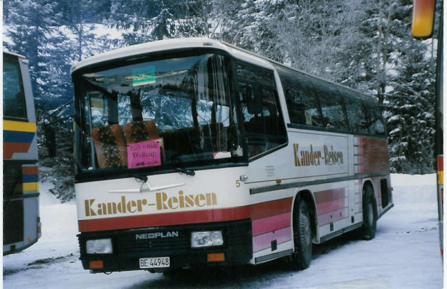 (029'020) - Kander-Reisen, Frutigen - Nr. 5/BE 44'948 - Neoplan am 12. Januar 1999 in Adelboden, Unter dem Birg