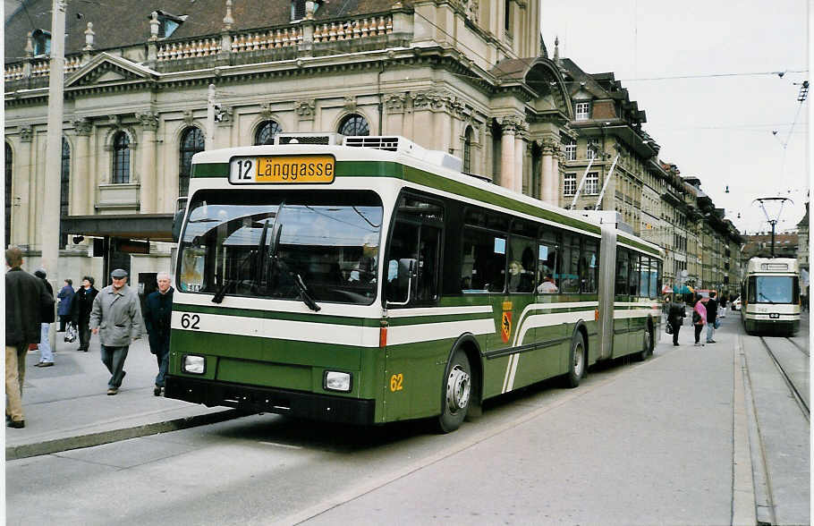 (029'822) - SVB Bern - Nr. 62 - Volvo/R&J Gelenktrolleybus am 1. Mrz 1999 beim Bahnhof Bern