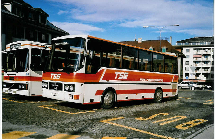 (030'009) - STI Thun - Nr. 10/BE 26'636 - MAN/Gppel (ex TSG Blumenstein Nr. 10) am 7. Mrz 1999 beim Bahnhof Thun