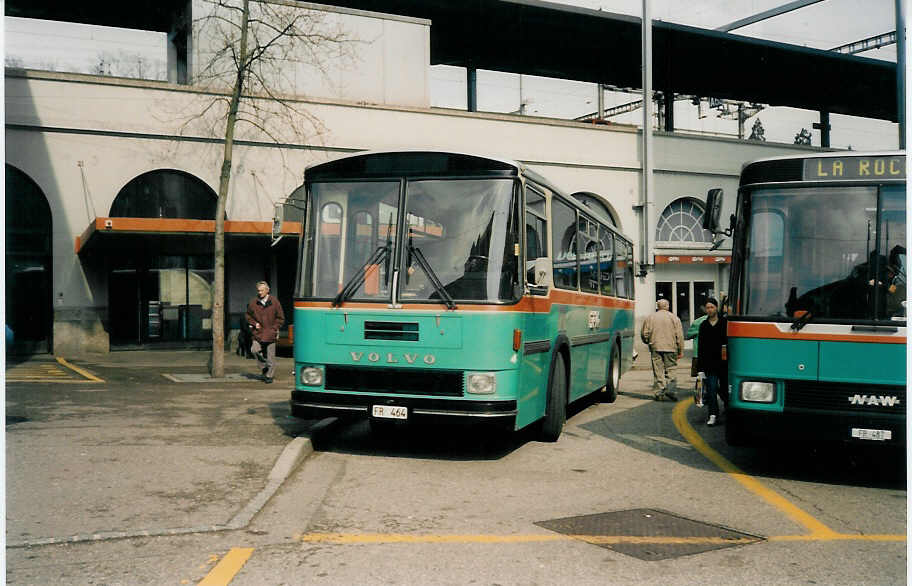 (030'532) - GFM Fribourg - Nr. 4/FR 464 - Volvo/Hess am 3. April 1999 beim Bahnhof Fribourg