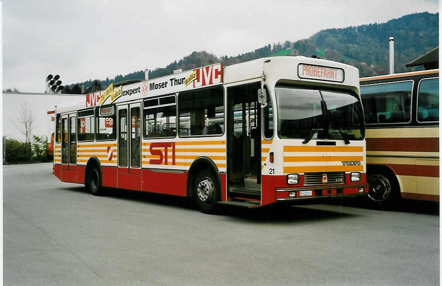 (031'426) - STI Thun - Nr. 21/BE 419'021 - Volvo/R&J (ex SAT Thun Nr. 21) am 28. April 1999 in Thun, Garage