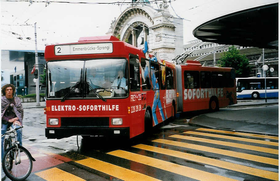 (033'009) - VBL Luzern - Nr. 198 - NAW/Hess Gelenktrolleybus am 27. Juni 1999 beim Bahnhof Luzern 