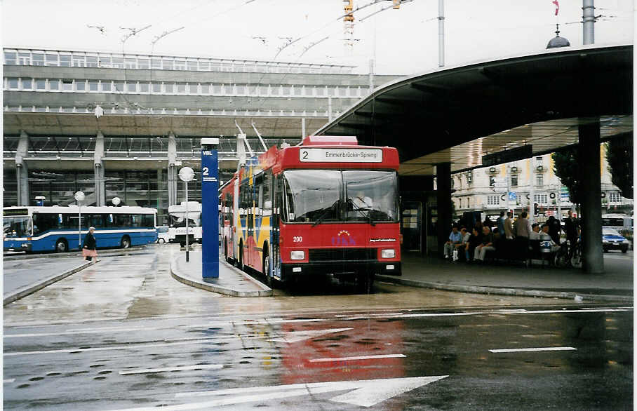 (033'010) - VBL Luzern - Nr. 200 - NAW/Hess Gelenktrolleybus am 27. Juni 1999 beim Bahnhof Luzern