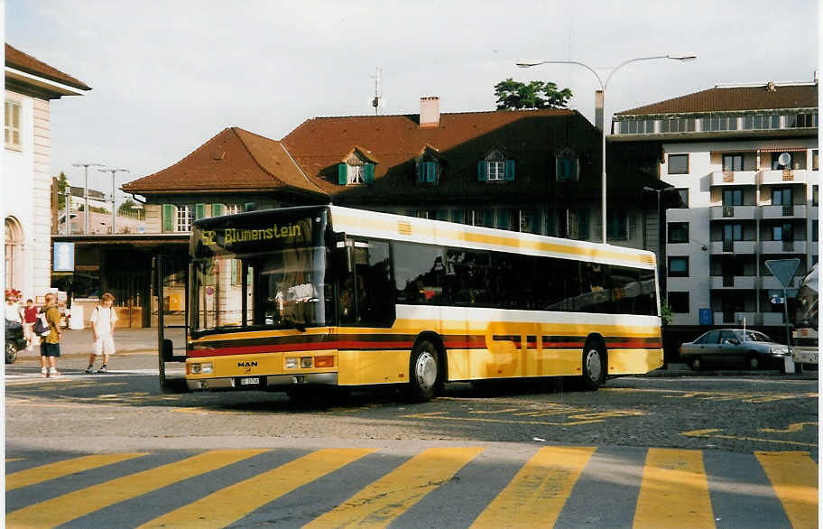 (033'029) - STI Thun - Nr. 11/BE 26'748 - MAN (ex TSG Blumenstein Nr. 2) am 4. Juli 1999 beim Bahnhof Thun