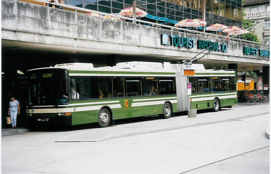 (034'035) - SVB Bern - Nr. 6 - NAW/Hess Gelenktrolleybus am 12. Juli 1999 beim Bahnhof Bern