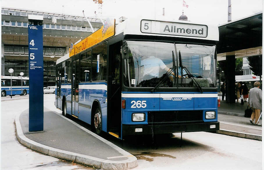 (034'223) - VBL Luzern - Nr. 265 - NAW/R&J-Hess Trolleybus am 13. Juli 1999 beim Bahnhof Luzern