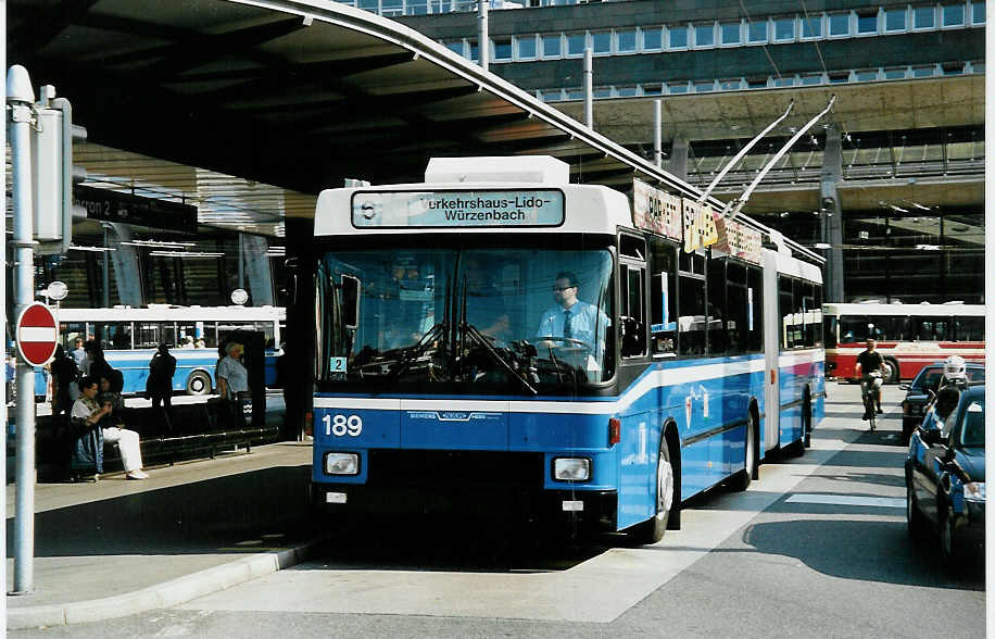 (034'920) - VBL Luzern - Nr. 189 - NAW/Hess Gelenktrolleybus am 26. Juli 1999 beim Bahnhof Luzern