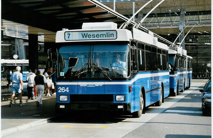 (034'930) - VBL Luzern - Nr. 264 - NAW/R&J-Hess Trolleybus am 26. Juli 1999 beim Bahnhof Luzern