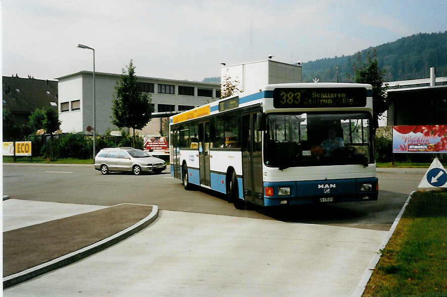 (035'019) - Hrzeler, Dietikon - Nr. 42/ZH 175'071 - MAN am 4. August 1999 in Spreitenbach, Shopping Center