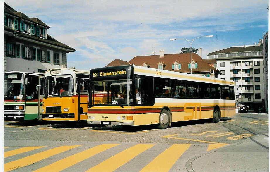 (037'201) - STI Thun - Nr. 11/BE 26'748 - MAN (ex TSG Blumenstein Nr. 2) am 27. September 1999 beim Bahnhof Thun