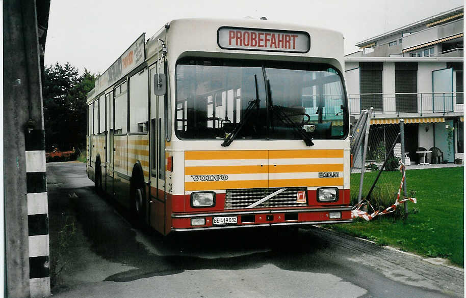 (037'321) - STI Thun - Nr. 32/BE 419'032 - Volvo/R&J (ex SAT Thun Nr. 32) am 15. Oktober 1999 in Thun, Garage