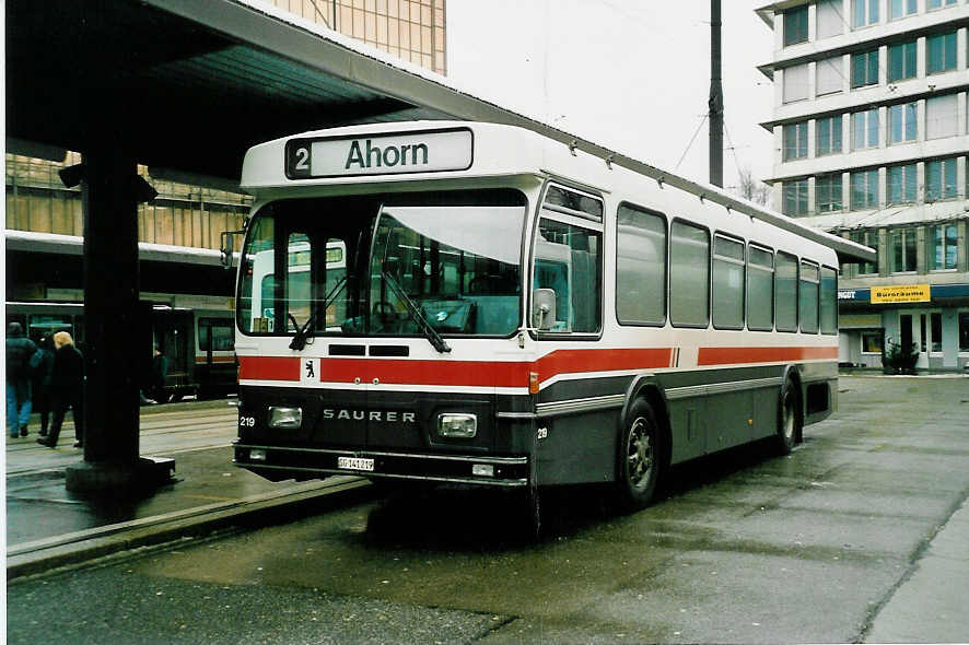 (038'619) - VBSG St. Gallen - Nr. 219/SG 141'219 - Saurer/Hess am 1. Januar 2000 beim Bahnhof St. Gallen