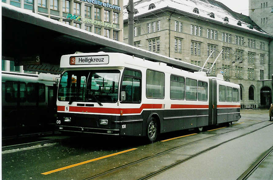 (038'623) - VBSG St. Gallen - Nr. 108 - Saurer/Hess Gelenktrolleybus am 1. Januar 2000 beim Bahnhof St. Gallen