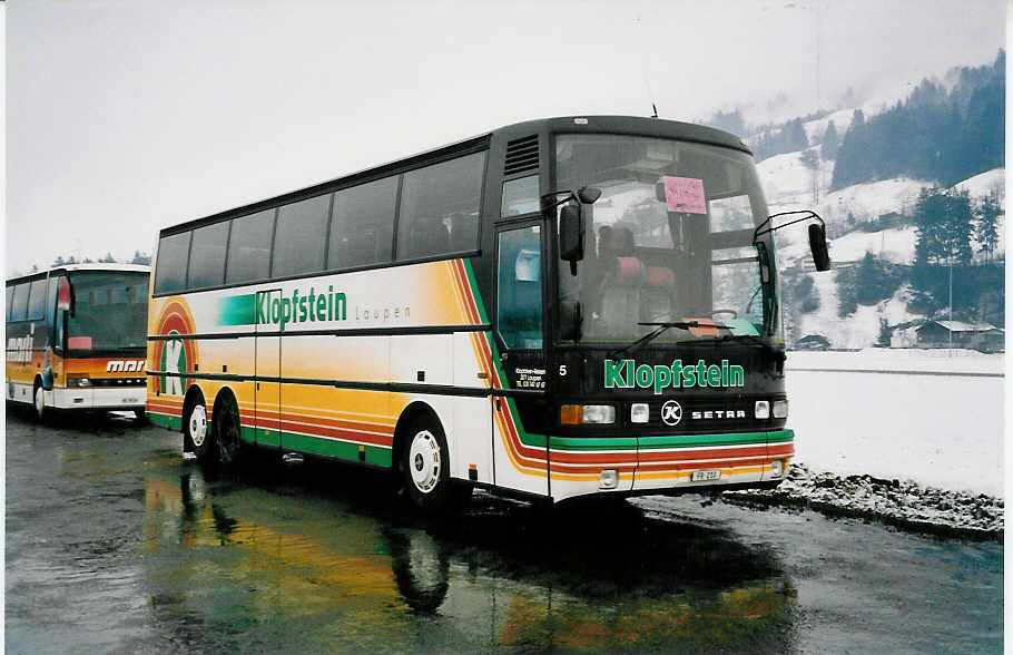 (039'106) - Klopfstein, Laupen - Nr. 5/FR 210 - Setra am 19. Februar 2000 in Frutigen, Flugplatz