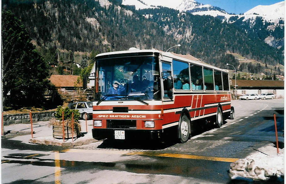 (039'407) - ASKA Aeschi - Nr. 6/BE 26'723 - Volvo/R&J am 27. Februar 2000 beim Bahnhof Frutigen