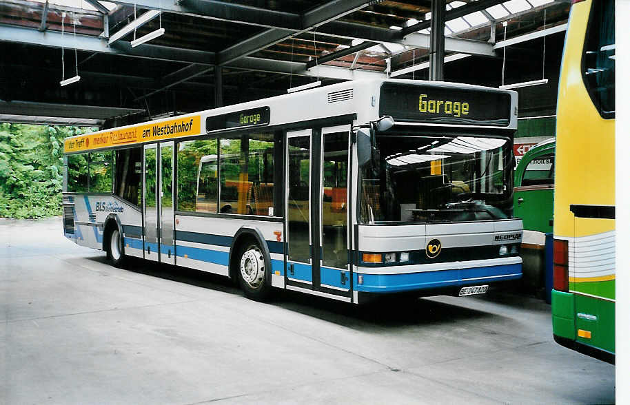 (040'820) - AAGI Interlaken - Nr. 32/BE 247'820 - Neoplan am 6. Juni 2000 in Thun, Garage STI