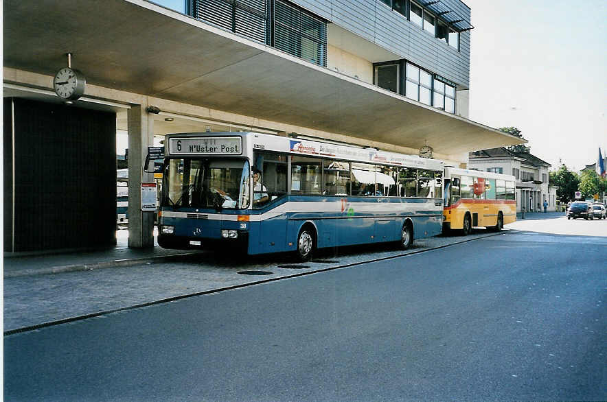 (040'925) - VZO Grningen - Nr. 38/ZH 186'538 - Mercedes am 18. Juni 2000 beim Bahnhof Uster