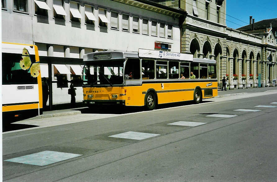 (041'402) - VBSH Schaffhausen - Nr. 20/SH 38'020 - Saurer/Hess am 19. Juni 2000 beim Bahnhof Schaffhausen