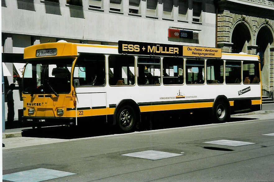 (041'417) - VBSH Schaffhausen - Nr. 22/SH 38'022 - Saurer/Hess am 19. Juni 2000 beim Bahnhof Schaffhausen