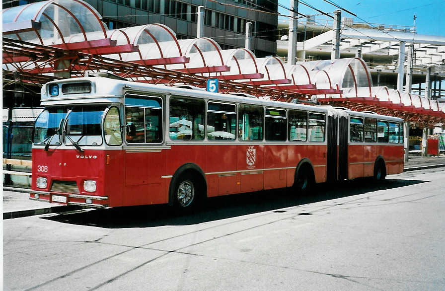 (041'431) - WV Winterthur - Nr. 308/ZH 353'308 - Volvo/Hess am 19. Juni 2000 beim Hauptbahnhof Winterthur