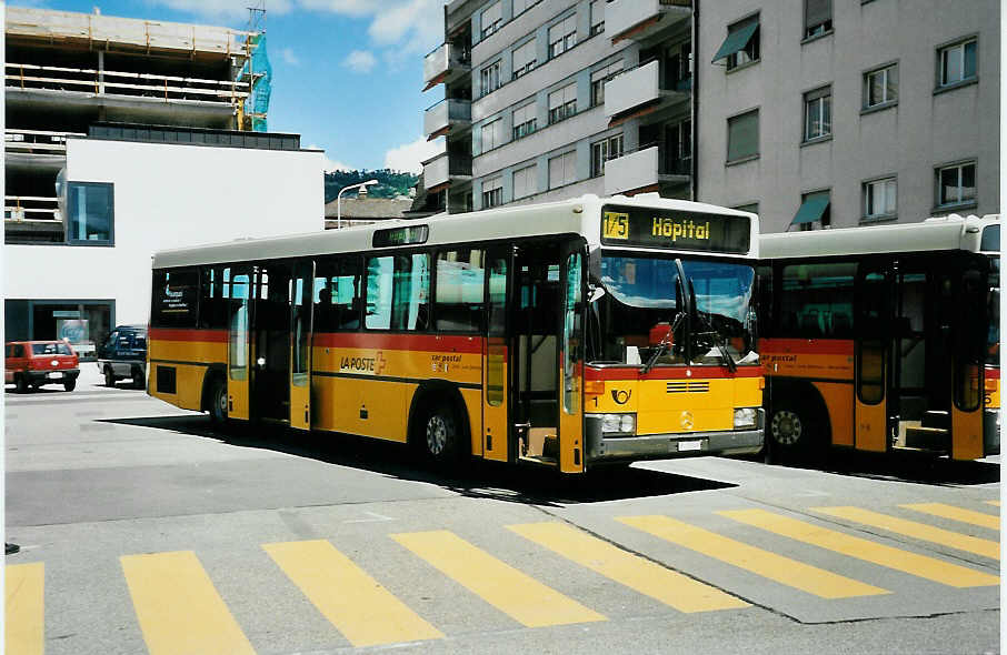 (041'721) - PTT-Regie - P 25'349 - Mercedes/R&J am 11. Juli 2000 beim Bahnhof Delmont