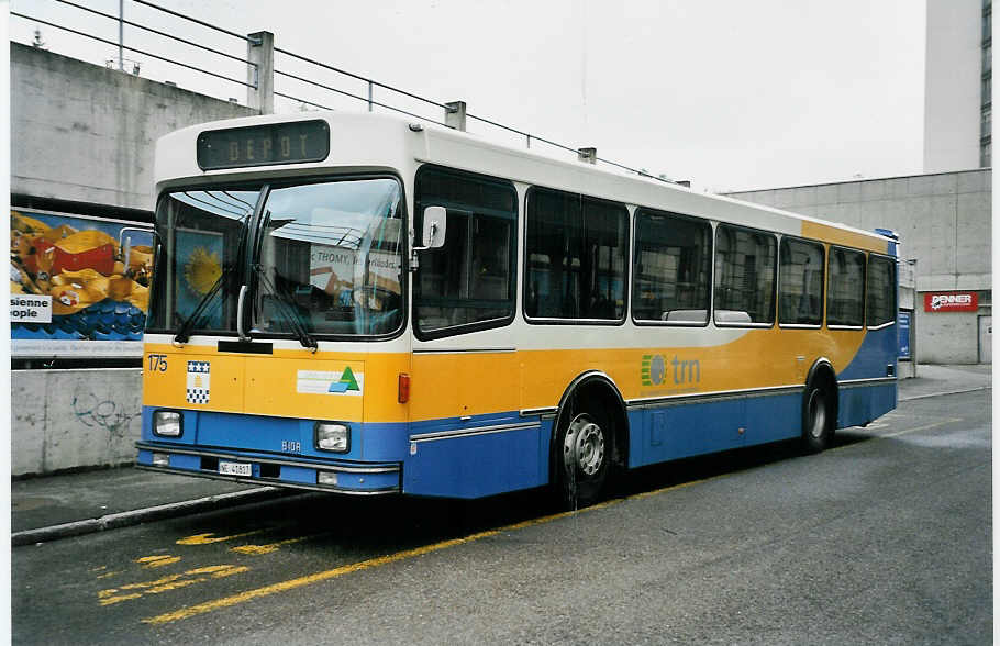 (041'814) - TC La Chaux-de-Fonds - Nr. 175/NE 41'817 - Volvo/Lauber am 12. Juli 2000 beim Bahnhof La Chaux-de-Fonds