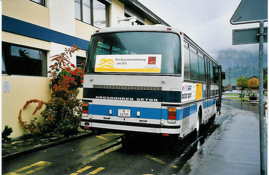 (043'330) - AFA Adelboden - Nr. 5/BE 26'705 - Setra (ex Nr. 25) am 2. Oktober 2000 beim Bahnhof Frutigen