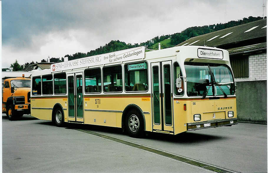 (043'409) - STI Thun - Nr. 56/BE 413'456 - Saurer/R&J am 3. Oktober 2000 in Thun, Garage