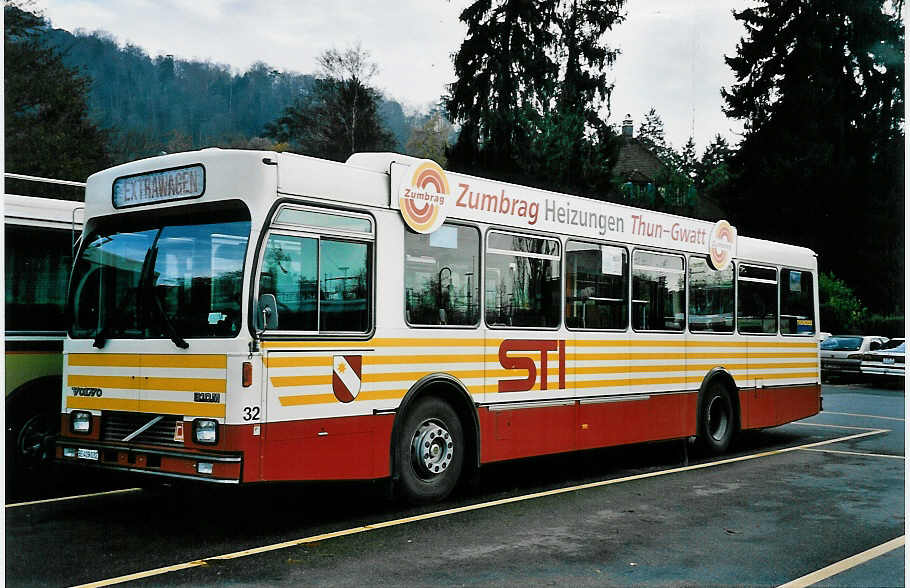 (043'835) - STI Thun - Nr. 32/BE 419'032 - Volvo/R&J (ex SAT Thun Nr. 32) am 25. November 2000 bei der Schiffkndte Thun