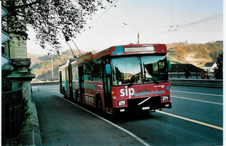 (043'913) - TF Fribourg - Nr. 108/FR 639 - Volvo/Hess Gelenkduobus am 25. November 2000 in Fribourg, Place Phyton