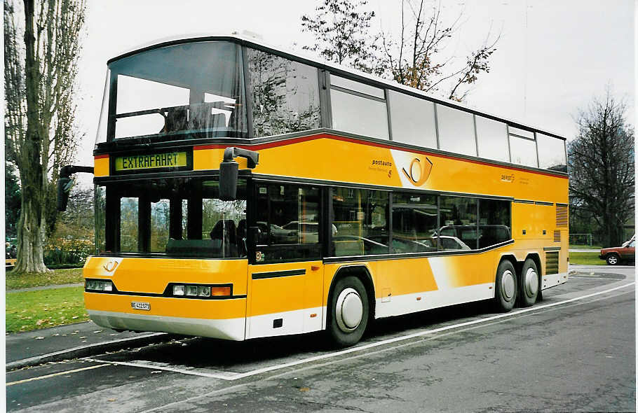 (044'020) - AVG Meiringen - Nr. 71/BE 412'071 - Neoplan (ex P 27'813) am 10. Dezember 2000 in Thun, Lachen