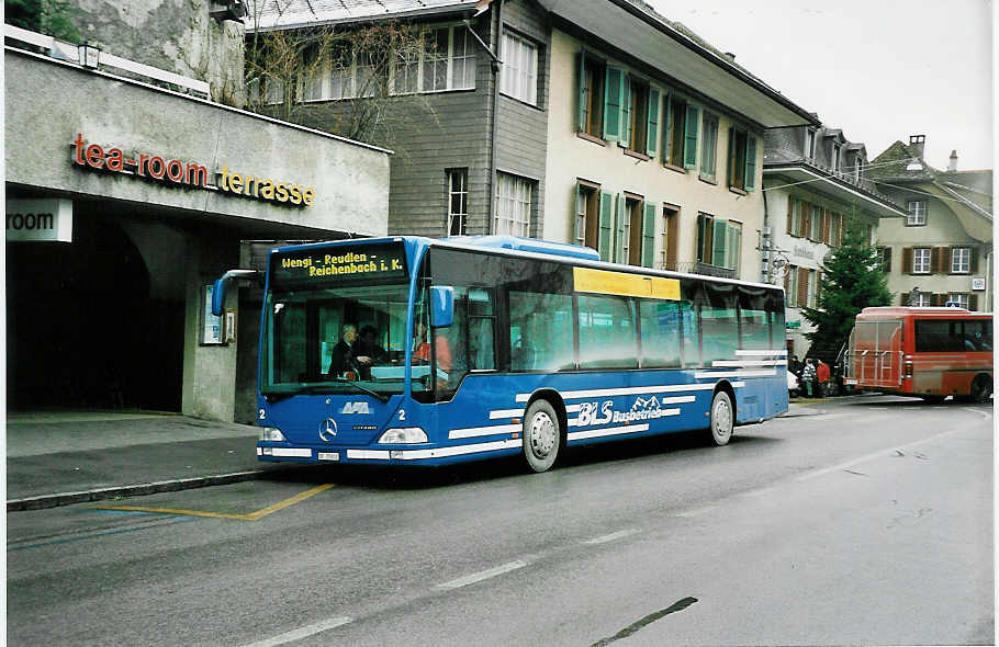 (044'127) - AFA Adelboden - Nr. 2/BE 25'802 - Mercedes am 26. Dezember 2000 in Frutigen, Verkehrsbro