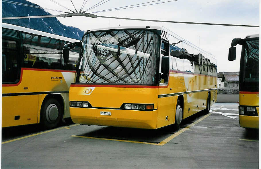 (044'501) - PTT-Regie - P 25'124 - Neoplan am 1. Januar 2001 in Chur, Postautostation