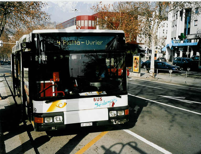 (044'837) - Lathion, Sion - Nr. 69/VS 27'782 - MAN (ex P 25'617) am 20. Februar 2001 beim Bahnhof Sion